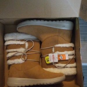 Sketchers go walk Boots size 7.5 brand new never worn no stains so skit marks